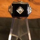 我需要帮助来识别这枚戒指。家族传承。至少可以说很奇怪。白金、玛瑙和钻石……但是雕刻？体重不错...