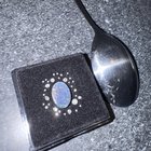 我应该在镶嵌蛋白石之前去掉这些小钻石吗？