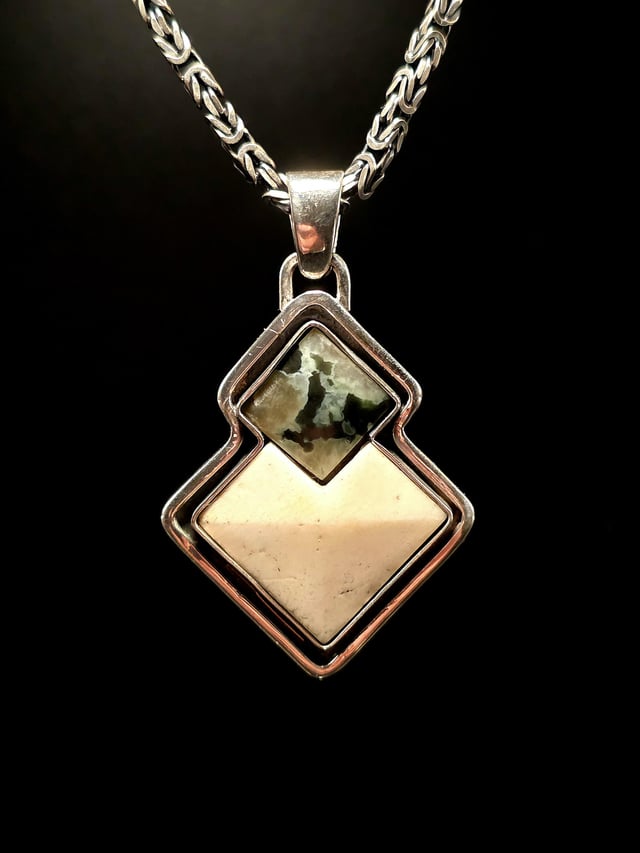 纯银几何雕刻骨玉层叠吊坠套装。