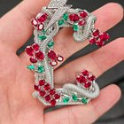 这款为客户定制的个性化“C”吊坠