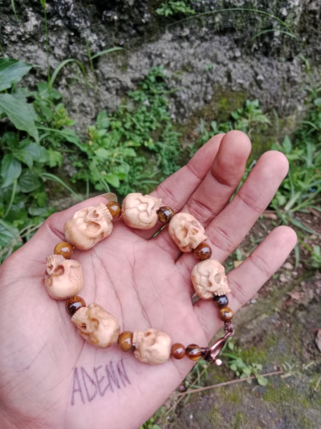 我用鹿角制作的骷髅手链