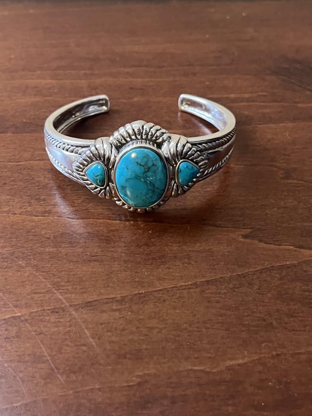 这款 925 纯银手链上镶嵌的是什么类型的绿松石？