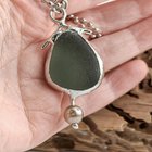 这是由真正的灰色海玻璃制成的。