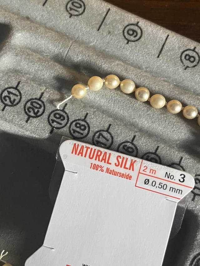 它保持丝滑，并在珍珠项链处断裂