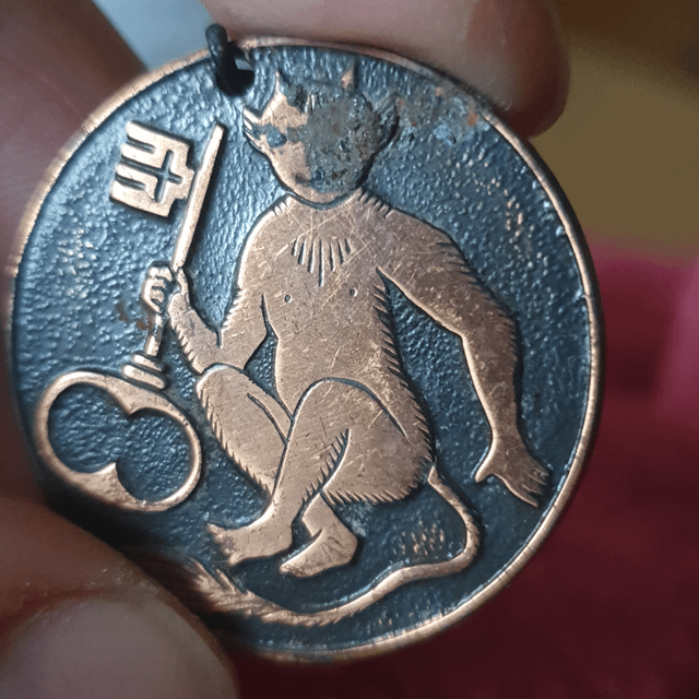 怎样才能去除这块铜板的腐蚀而又不破坏黑色呢？柠檬和盐？