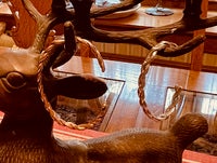 给她和她扭曲的手腕的礼物|