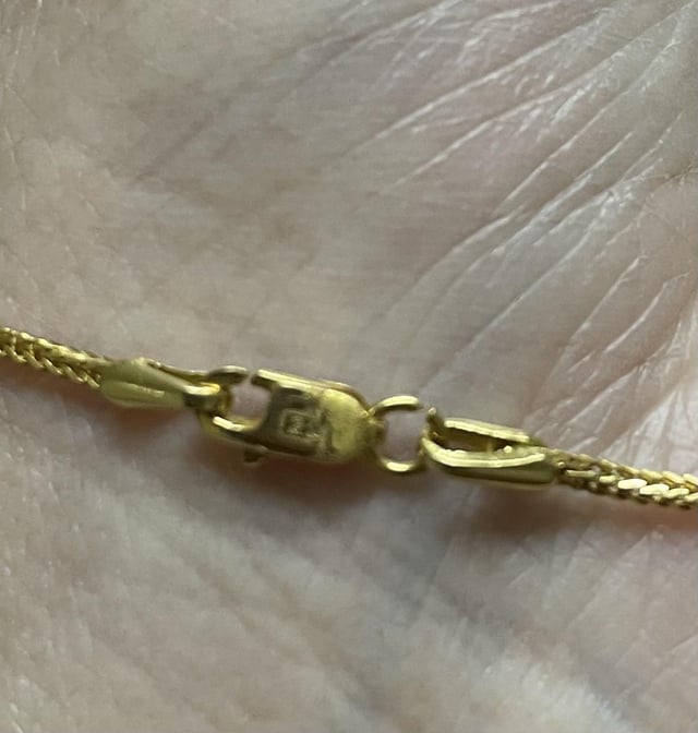 全新手链佩戴一次后，21 克拉印记会从一半上取下。普通的？