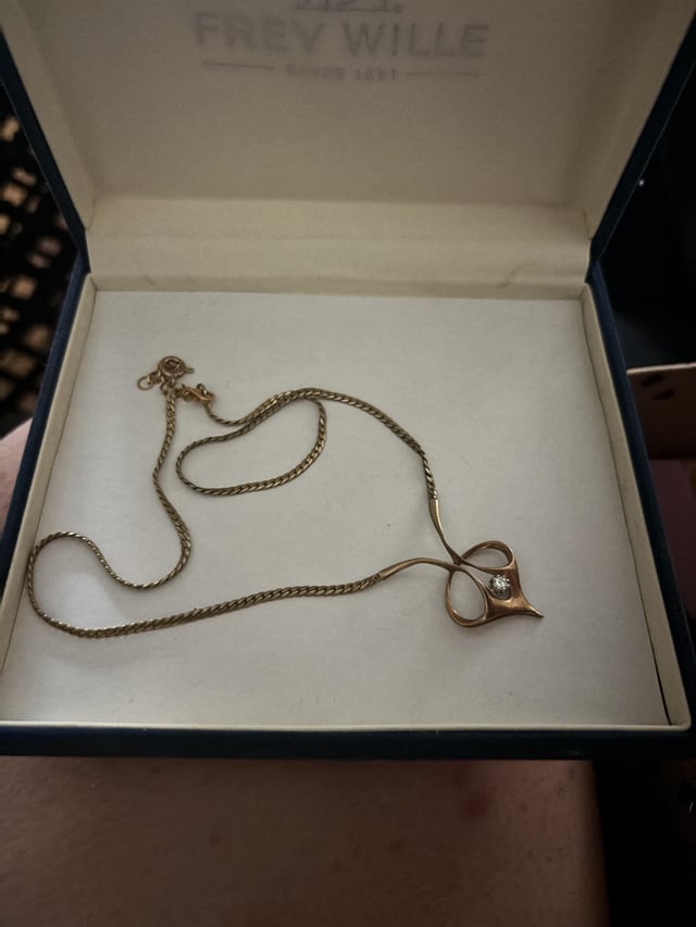 任何对这条项链有所了解的人，肯定不知道这个盒子是从哪里来的。