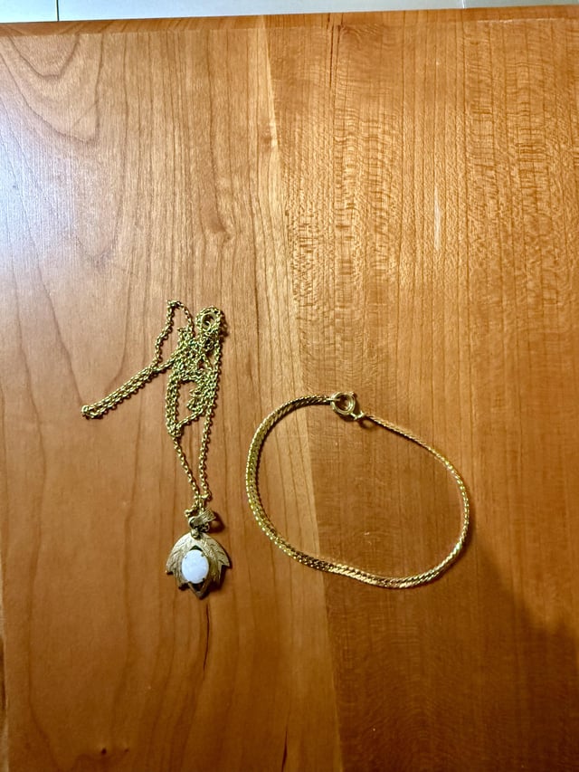 我的金首饰是姑妈送给我的！