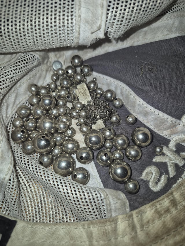 有人对这些银珠感兴趣吗？我不做珠宝。如果我不能按原样出售，我会把它融化。它们确实来自 20 世纪 50 年代，所以我宁愿不这样做。这里没有自我推销