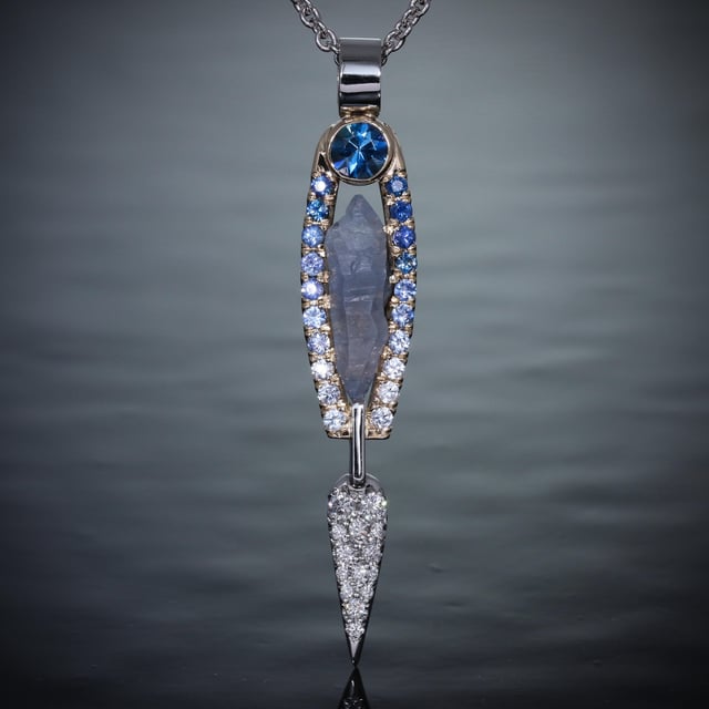 请帮我给这篇文章起一个标题。本来是《冰冷的子弹》，但考虑到最近发生的事件，我不想要那种气氛。 14公斤黄金。此时，白金和海蓝宝石位于分级蓝宝石钻石之上。中间有粗糙的红宝石。