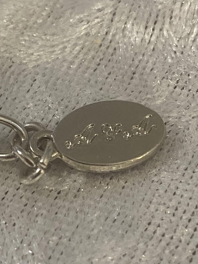 有人可以帮我识别这个标签吗？是从项链上摘下来的。我很困惑。谢谢。