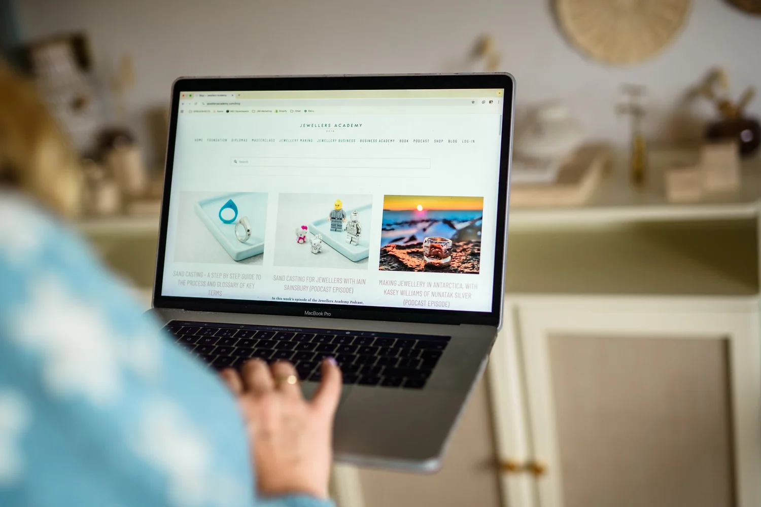 为什么从 Etsy 切换到您自己的网站是值得的，来自 HR Digital Design 的 Helen（播客剧集） — Jewelers Academy