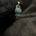 我一直在制作 Jade Labubu，这是一件 A 型危地马拉翡翠雕塑。它们很小，大约有四分之一长。滚动并享受品质！