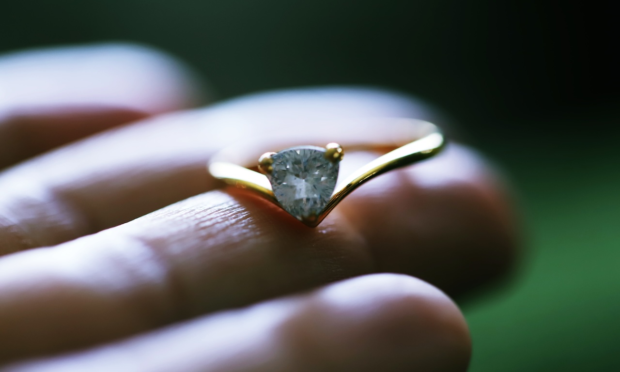 梨形戒指：完整的风格指南 – 订婚戒指、耳环、手表 – 亚特兰大，佐治亚州珠宝