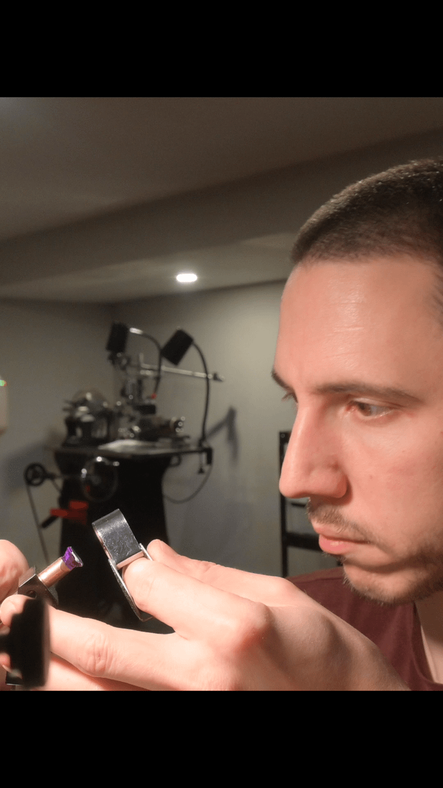 象形文字以水晶的形式重生，这是一种只有光才能阅读的语言。