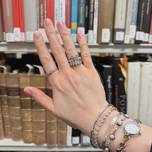 我右手无名指上的这块电池是什么样子的？