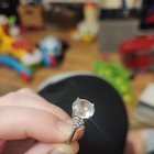 几年前我祖母去世后，我在她的珠宝盒里发现了这个。她通常戴着这些大而粗的手镯/项链，有一种或两种颜色，让我想起了 60 年代。这个脱颖而出