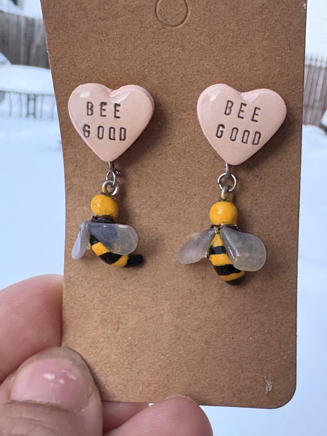 我制作的带有树脂涂层蜂粘土的聚合物粘土耳环！