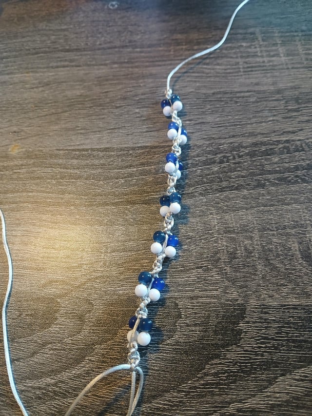 蓝色和白色的珠子，带有银线。