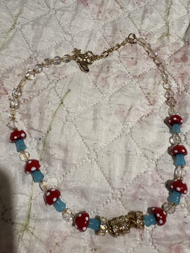 我女朋友罕见的 Kirks Folly 蘑菇项链