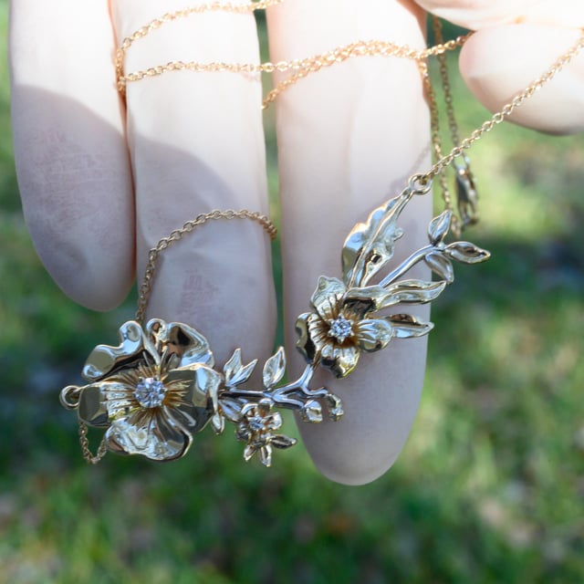 灵感源自婚纱的婚礼项链，采用白金、黄金和实验室制造钻石制成