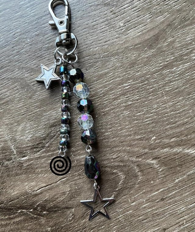 我制作的第一个钥匙扣。我的螺旋符还没有寄到，所以我临时想出了这个主意。希望得到一些反馈。