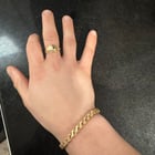 大家好。我想展示一下我最近购买的手链，它重18克拉，重11.1克，是双面手链。我认为它叫加里波第。我喜欢它，因为我可以根据白天的感受改变模式。