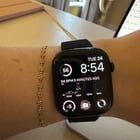 将表带放在 Apple Watch 下方会对我造成伤害吗？