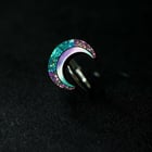 这枚戒指的灵感来自于 "月亮从海面升起"