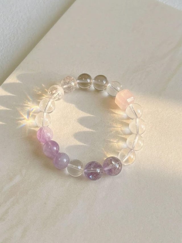 痴迷于阳光如何与紫锂辉石、粉晶和紫水晶手工制作的系列。黎明的气氛。