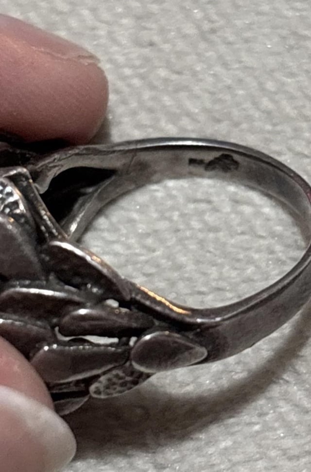 这枚银戒指还能保住吗？大力抛光——铜绿被破坏