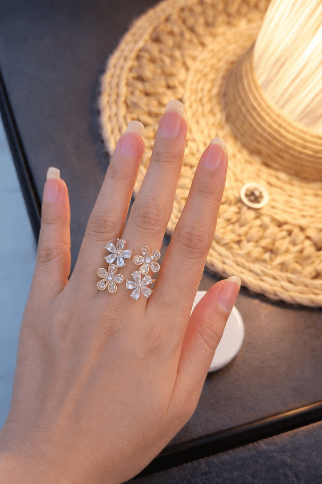 我刚刚收到这枚花戒指...你觉得怎么样？它看起来时尚还是有点额外？