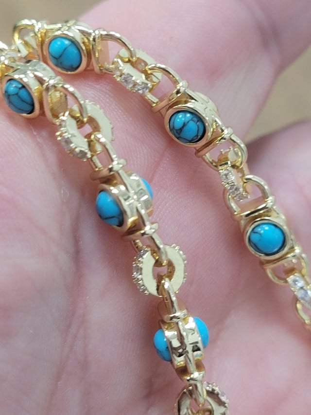 在紫水晶戒指所在的同一家慈善商店里，我找到了一条金绿松石项链吗？