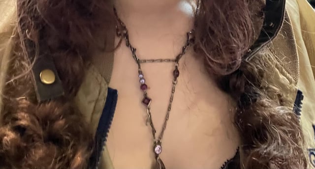 我的朋友把她最喜欢的项链丢在沟里了，我想知道是否有人知道可以制作类似东西的人？