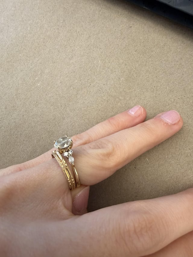 我可以要求珠宝商在我的结婚戒指上添加钻石吗？