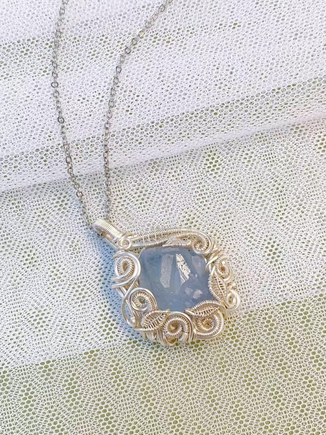 我今天刚刚完成了一个天青石吊坠，想在这里分享。