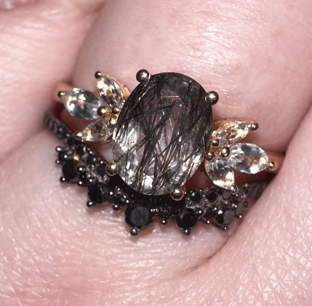 妻子调整了戒指的尺寸，之后戒指看起来就不同了。这是我们可以收回来修复的问题吗？