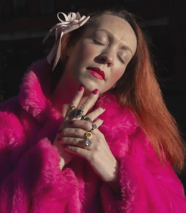 我的朋友黛西和我的一些戒指。