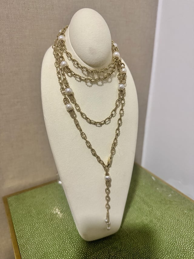 我给自己买的第一条金项链。我认为这是 70 年代的作品，但我找不到完全匹配的。这就是对旧珠宝的热爱真正开始的地方。