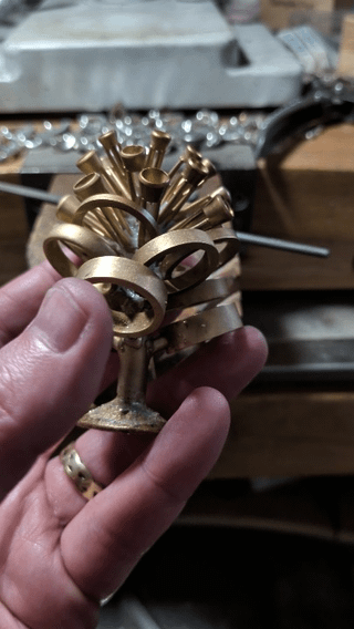 表圈和圆环采用玫瑰青铜铸造。