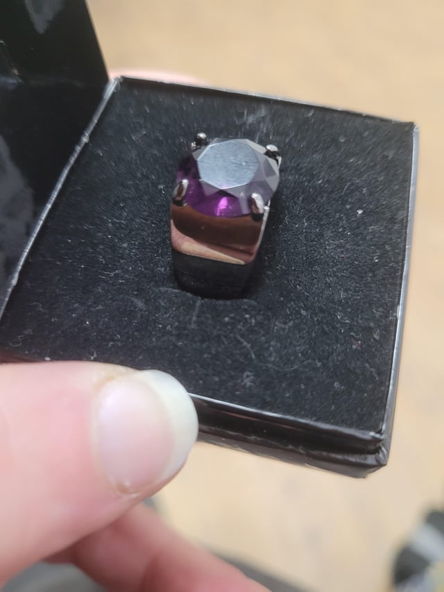 慈善商店的紫水晶戒指售价 3 英镑