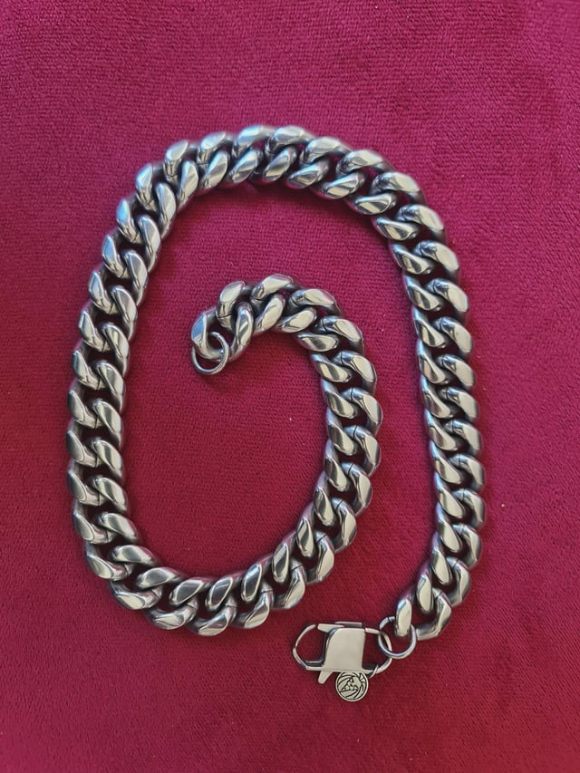 我买了这条 18 毫米粗的链条。我购买了 100 x 3 毫米的莫桑石来为其增添光彩。 E6000 是否适用于此类应用程序，或者是否有更好的选择？我知道设置一些东西可能会更好，但我不知道它如何与字符串一起使用