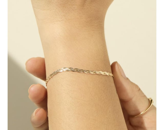 这种编织金手链坚固/耐用吗？或者它是否容易像绳链一样断裂/扭结？