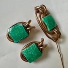 这组铜套装里有什么宝石？