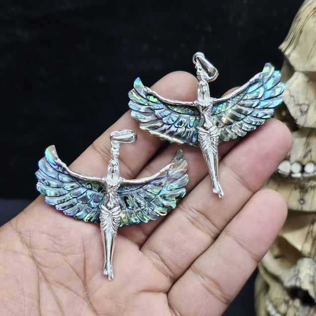 我用银做了一个伊西斯女神的吊坠，还有贝壳雕刻的翅膀，你觉得怎么样？