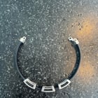 谁能告诉我如何调整这个手镯的尺寸？