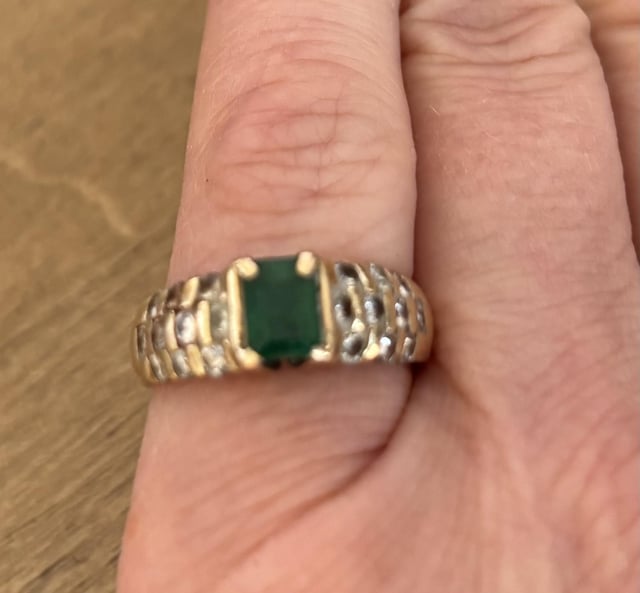 这是我母亲的戒指，我想调整它的尺寸和设计。我想要一些简单而永恒的东西。还有白金，我不喜欢黄金。有什么建议吗？