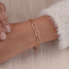 简单的领带增添了迷人的光泽，打造现代层次感。