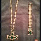 Trifari 1965 Jewels of India 项链和手链，镶嵌 2 颗三色凸圆形宝石，铺金。